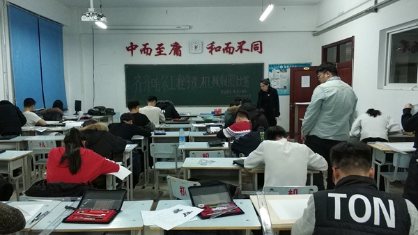 1545357713376312.jpg 各系老师共同监考.jpg