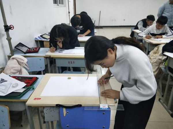 1545357786212577.jpg 学生认真画图.jpg