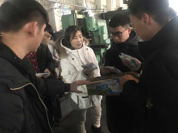 1547361075140864.jpg 王虹老师关心留校三厂同学.doc.jpg