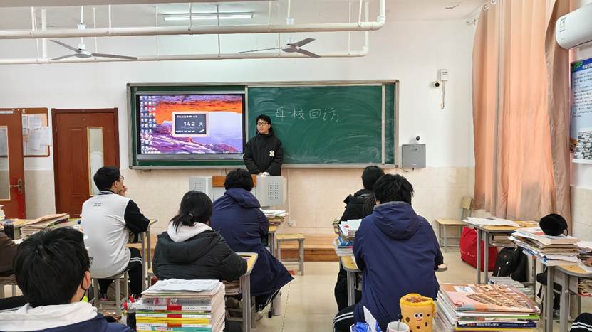 人们在看台上的人在房间里 AI 生成的内容可能不正确。 人们在看台上的人在房间里 AI 生成的内容可能不正确。